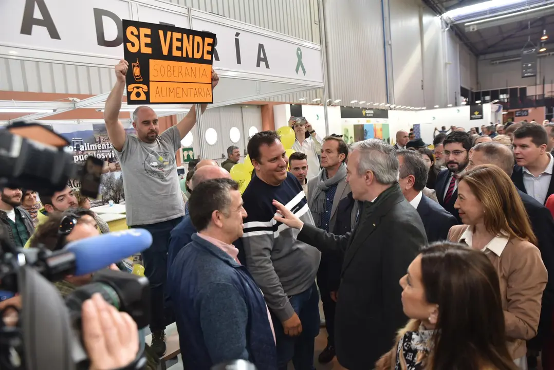 La comitiva inaugural de FIMA ante la protesta de los agricultores en el pabell&oacute;n 7 de la Feria de Zaragoza. / Ram&oacute;n Comet - Europa Press