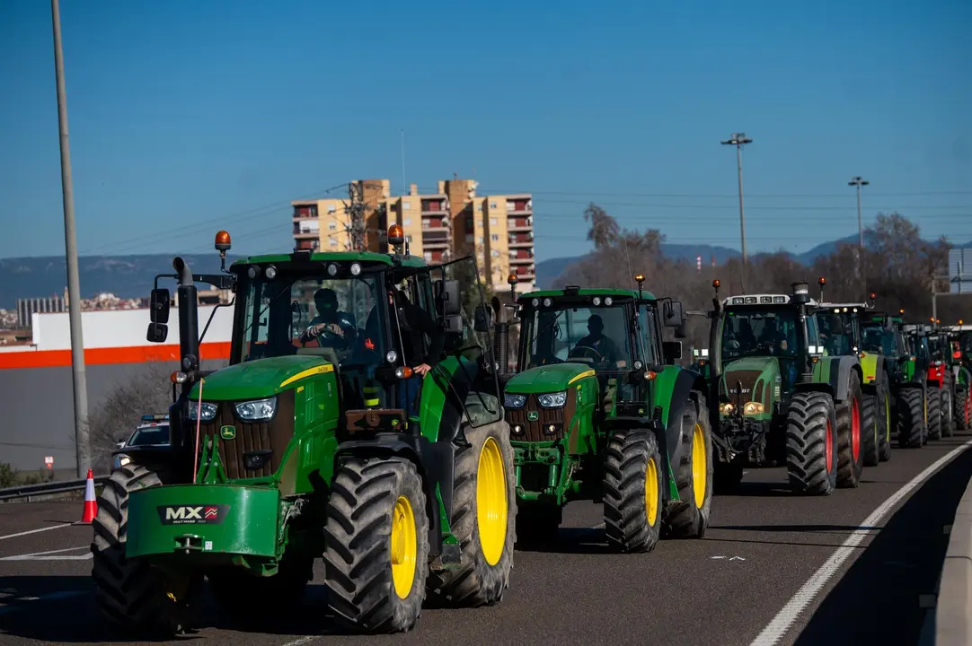 Los tractores llegaron ayer al puerto de Tarragona en marcha lenta por la A-27. / Laia Solanellas - Europa Press