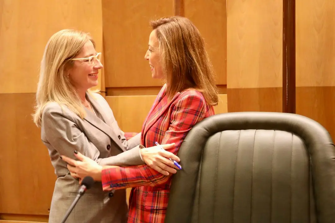 La consejera de Hacienda, Blanca Solans junto a la alcaldesa de Zaragoza, Natalia Chueca. Daniel Marcos