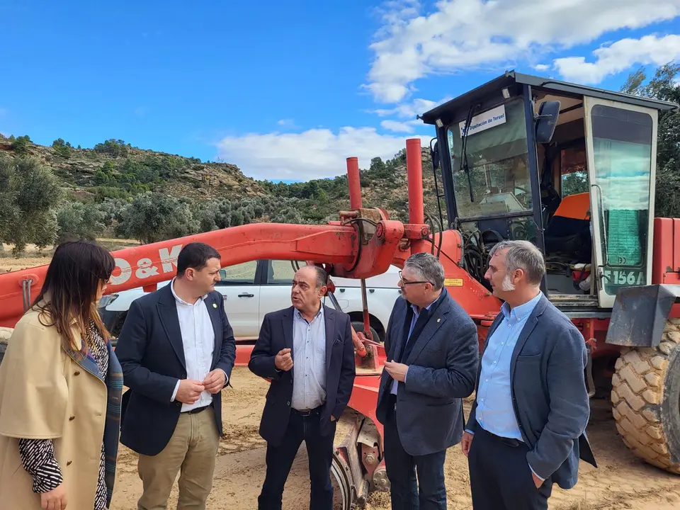 El vicepresidente segundo de la DPT, Rafael Samper, inspecciona unos trabajos en los caminos rurales del Bajo Arag&oacute;n. / DPT