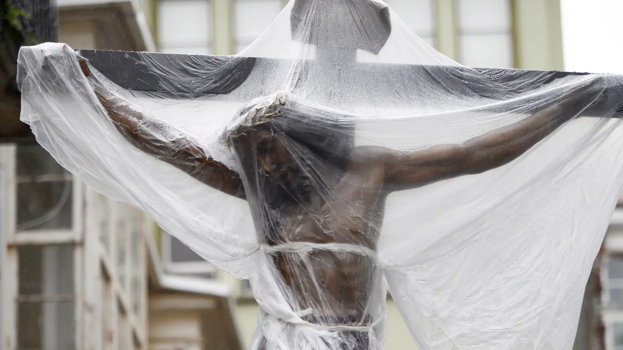 Un cristo es cubierto en plena lluvia durante una procesi&oacute;n de Semana Santa / Kiko Delgado