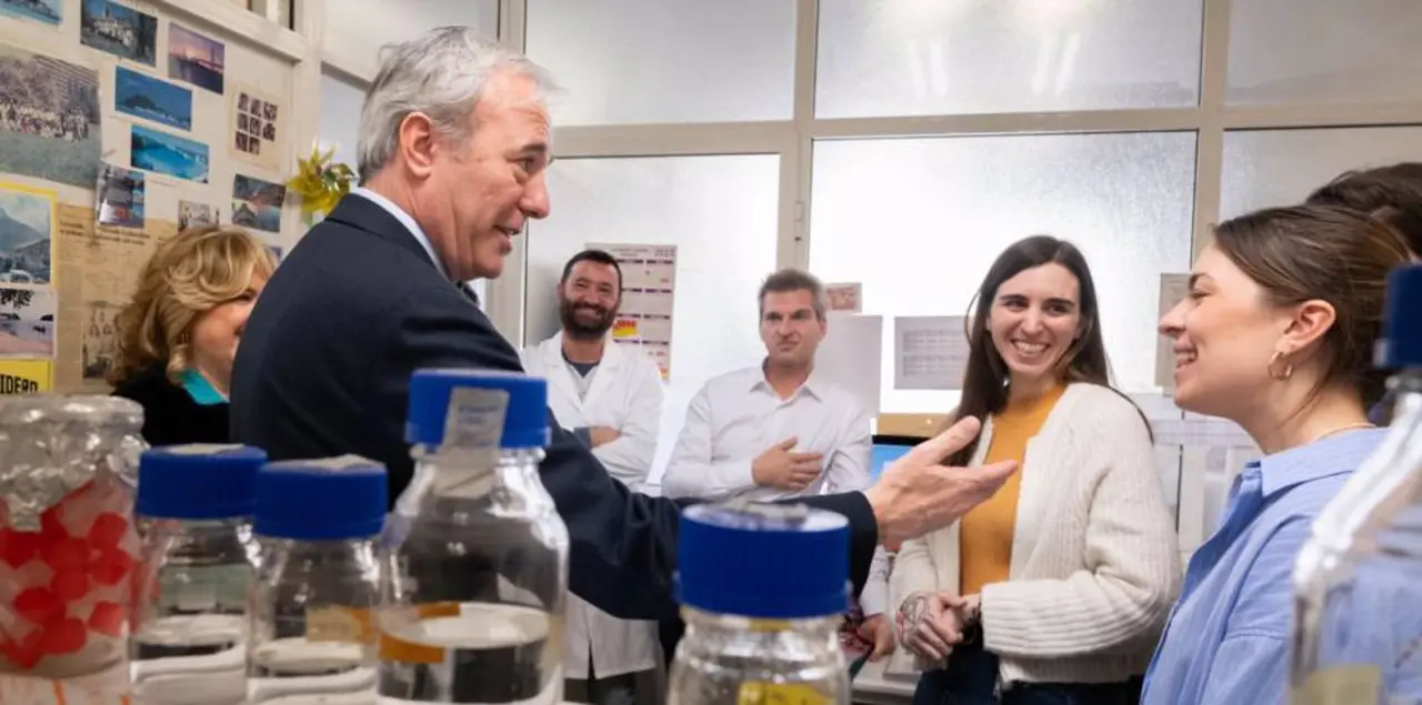 El presidente del Gobierno de Arag&oacute;n, Jorge Azc&oacute;n, visita los laboratorios donde se investiga la vacuna espa&ntilde;ola contra la tuberculosis. 
FABI&Aacute;N SIM&Oacute;N