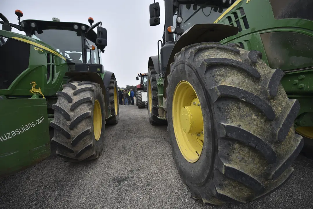 Los tractores de los agricultores y ganaderos que se est&aacute;n manifestando. / Ver&oacute;nica Lacasa - Europa Press