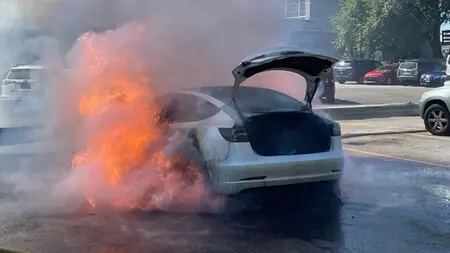 Las bater&iacute;as de litio de los coches el&eacute;ctricos tienen un mayor riesgo de incendio