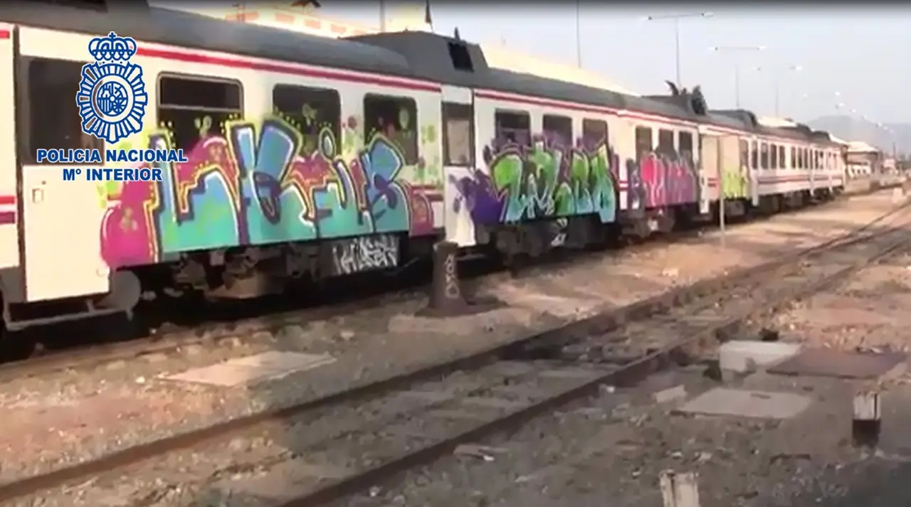 Foto de archivo de grafitis en trenes de Renfe en Arag&oacute;n. / ARCHIVO POLIC&Iacute;A NACIONAL