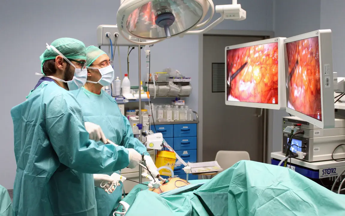 El equipo de Quir&oacute;nsalud Zaragoza realizando una intervenci&oacute;n por laparoscopia