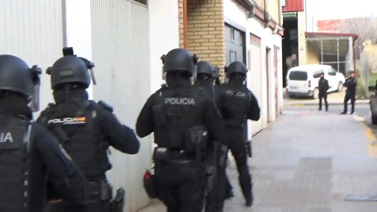Operativo policial en la calle Valle de Ans&oacute; (Huesca) para desmantelar un punto negro de droga