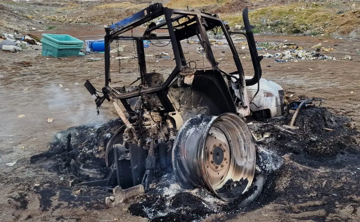 Imagen de un tractor que fue robado y posteriormente quemado en B&aacute;rboles/ Cedidas a H.A.