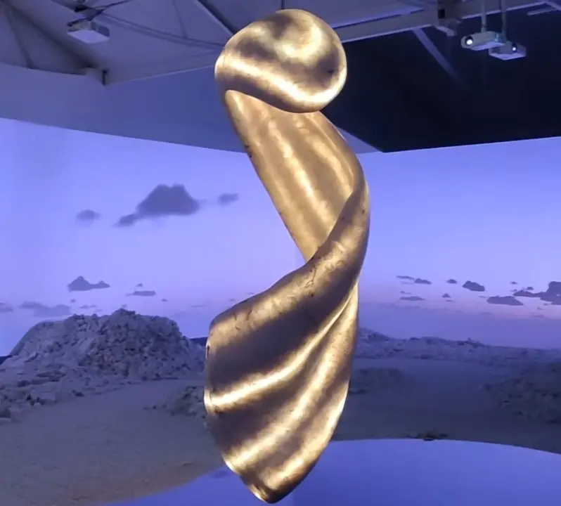 Esta l&aacute;mpara gigante retroiluminada de alabastro es la estrella de la expo / HA