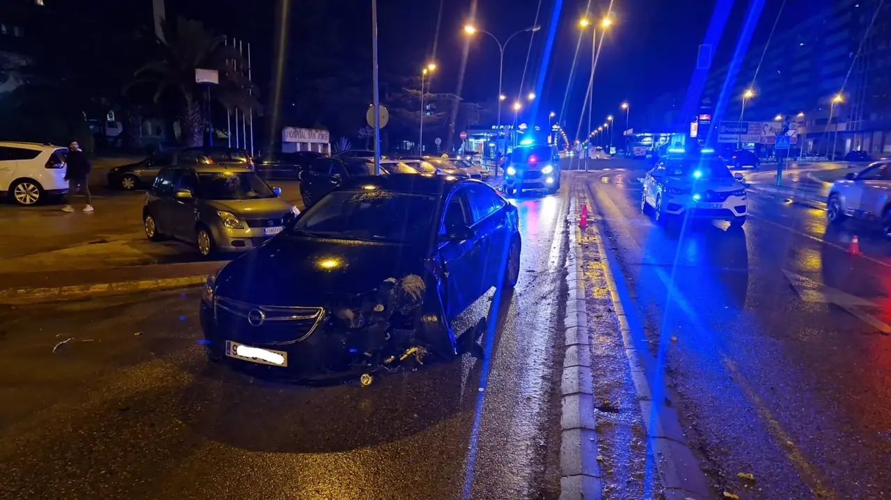 Un coche choca contra una farola en Huesca. Polic&iacute;a Local Huesca