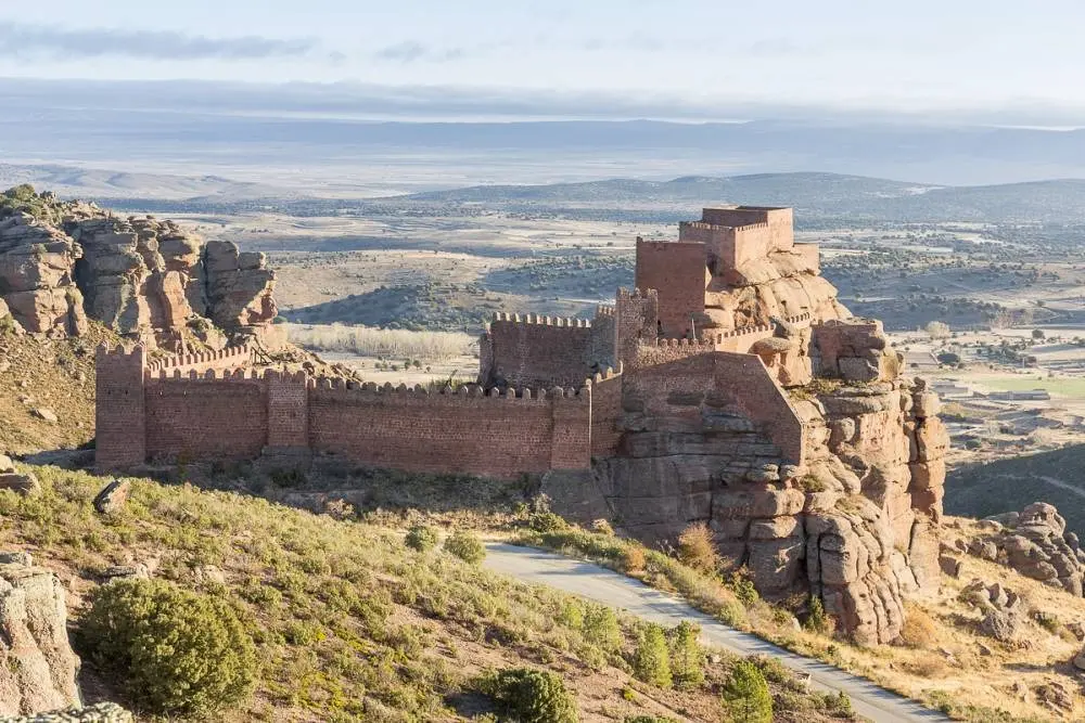 Teruel est&aacute; repleta de fortalezas medievales como el Castillo de Peracense / Turismo de Arag&oacute;n
