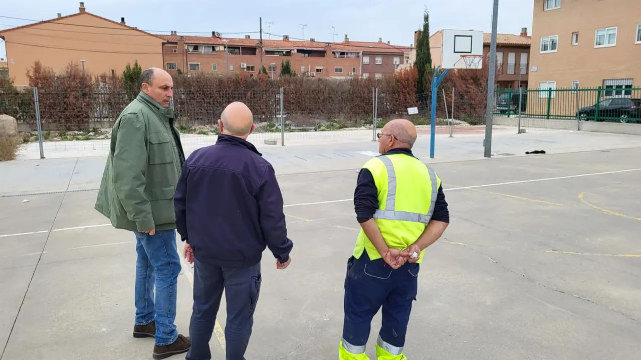 El alcalde de El Burgo de Ebro (a la izquierda), en el patio del colegio donde se va a construir el nuevo edificio para Secundaria. / AYTO. EL BURGO