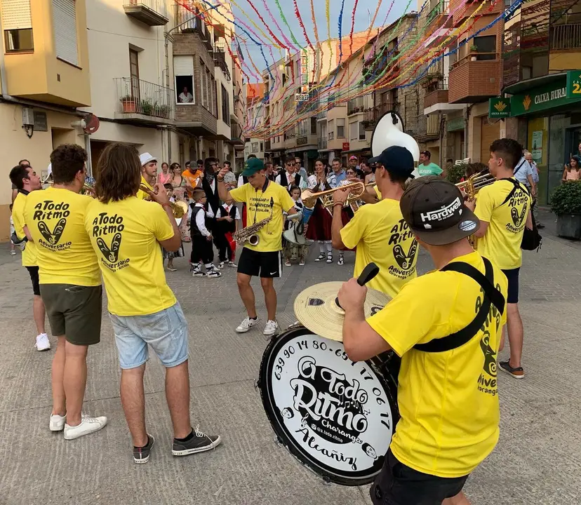 Imagen de archivo de la charanga A todo ritmo de Alca&ntilde;iz.
