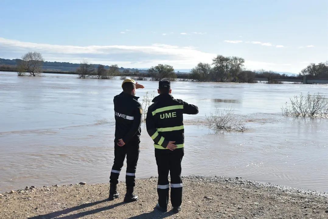 La UME en la crecida de Ebro en la Ribera Alta. / Ram&oacute;n Comet - Europa Press