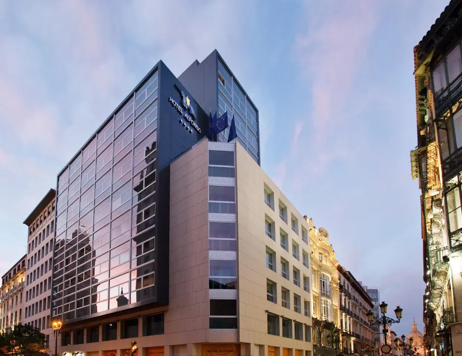 El hotel Alfonso, uno de los edificios de Bancal&eacute; en el centro de Zaragoza / HA