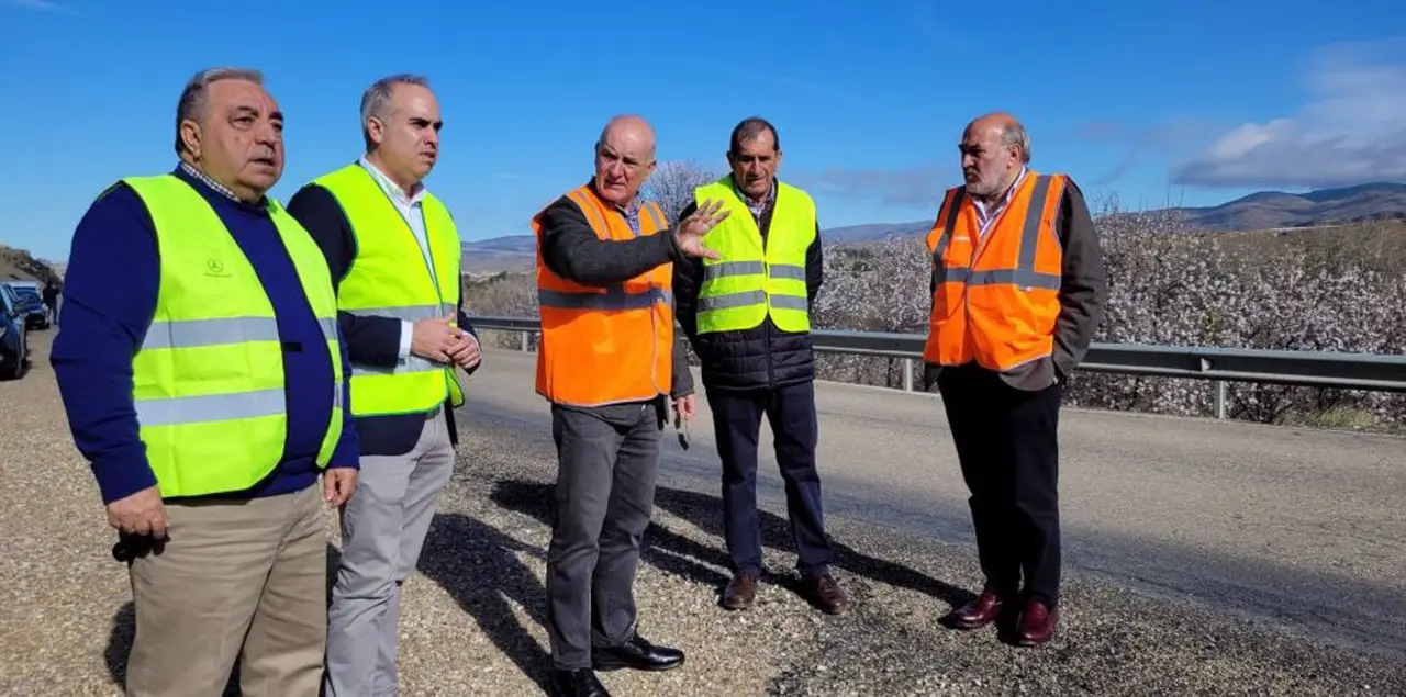 El director general de Carreteras del Gobierno de Arag&oacute;n, Miguel &Aacute;ngel Arminio, ha explicado a los alcaldes los detalles del arreglo de la A-1504 sobre el terreno. / GOBIERNO DE ARAG&Oacute;N