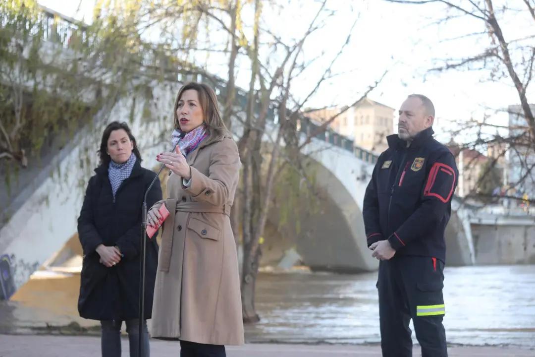 Natalia Chueca ha comparecido esta ma&ntilde;ana en la margen del R&iacute;o para dar a conocer el estado de la crecida del Ebro