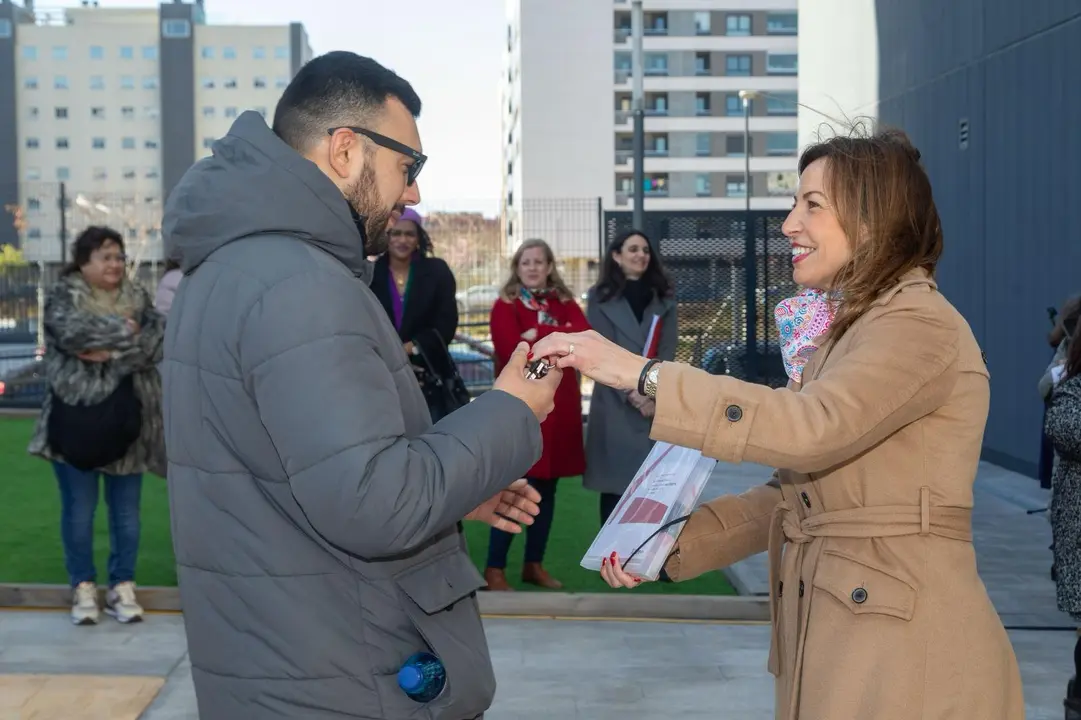 La alcaldesa, Natalia Chueca, ha hecho entrega hoy de las llaves de estos inmuebles. / Daniel Marcos
