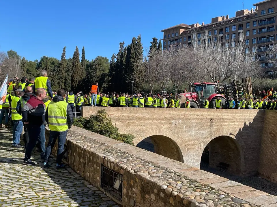 Los agricultores han bloqueado el acceso principal a La Aljafer&iacute;a. EP