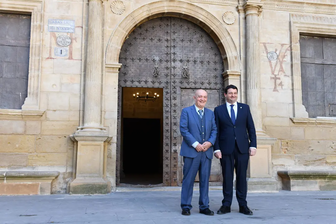 Jos&eacute; Mar&iacute;a Maestre (izqda.) y Miguel &Aacute;ngel Estevan (dcha.) junto a las pinturas de la fachada del Ayuntamiento de Alca&ntilde;iz
