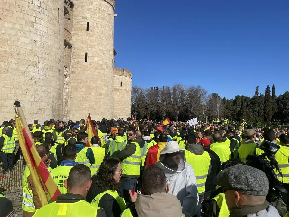 Cientos de agricultores y ganaderos se concentraron ante la entrada principal del Palacio de La Aljafer&iacute;a el a&ntilde;o pasado