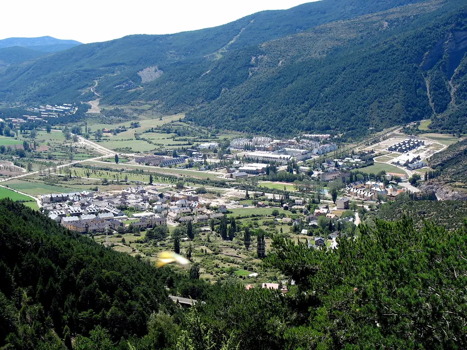 Villan&uacute;a est&aacute; ba&ntilde;ada por el r&iacute;o Arag&oacute;n / Huesca la Magia
