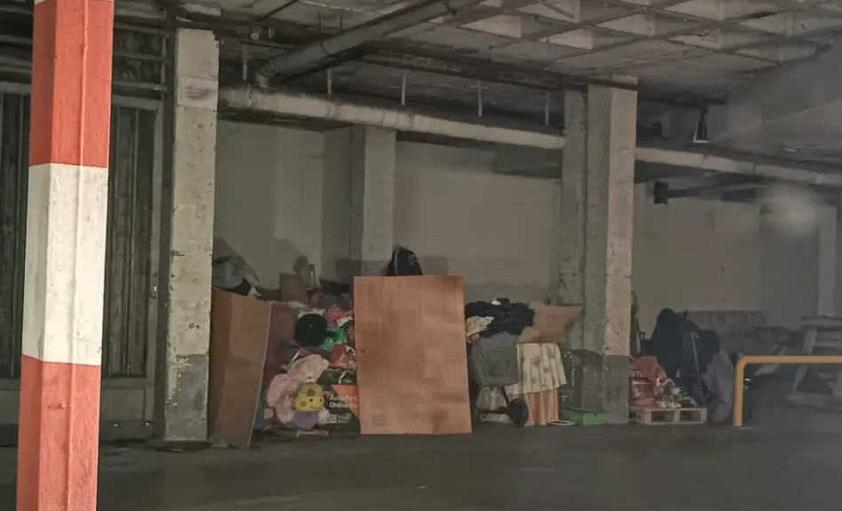 Imagen del campamento okupa dentro del garaje de la Urbanizaci&oacute;n Parque Roma /Cedidas a H.A.