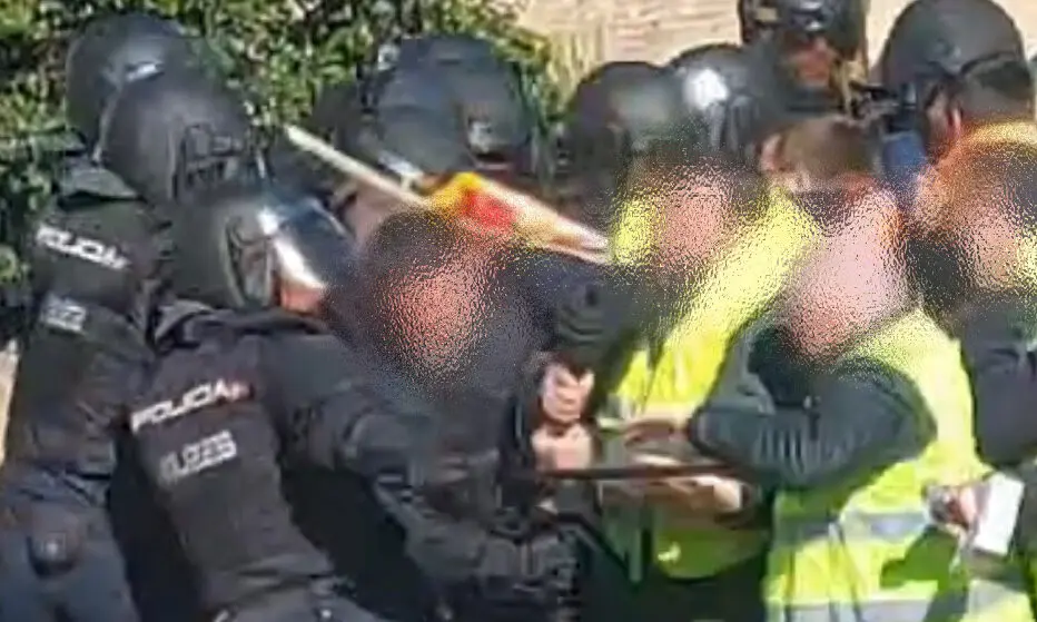 Imagen de la tensi&oacute;n vivida entre manifestantes y polic&iacute;a el pasado viernes en el Palacio de la Aljafer&iacute;a /H.A.