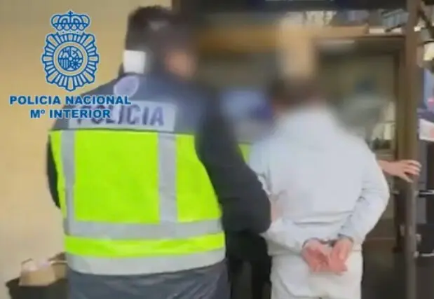 Imagen de la detenci&oacute;n de una mula en una operaci&oacute;n policial / P.N.