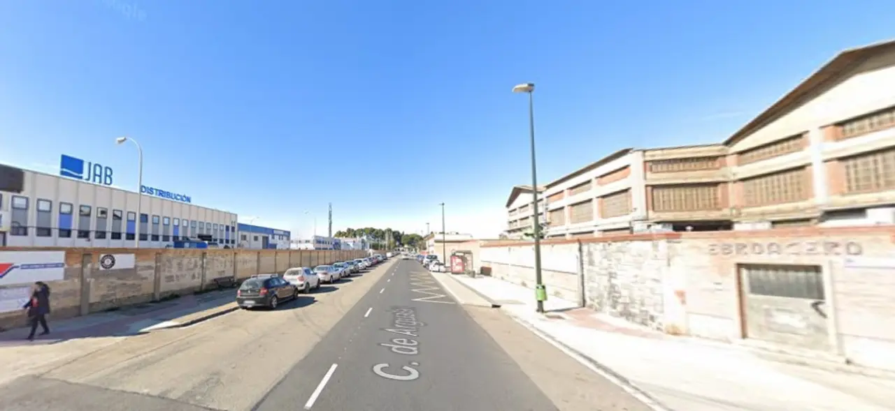 La calle Argualas, con un pol&iacute;gono industrial en la ciudad consolidada / HA