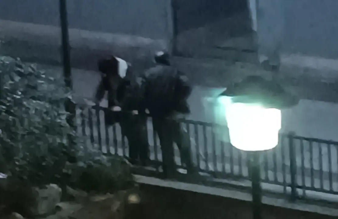 Imagen de dos de los sintecho junto a la rampa de acceso al garaje / H.A.