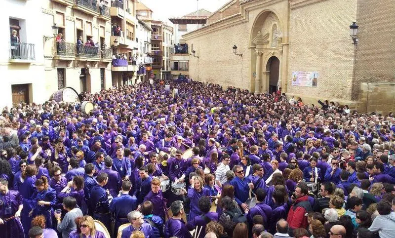 Cientos de tamborileros se unen para crear un ambiente sobrecogedor que transporta a los espectadores a otra &eacute;poca