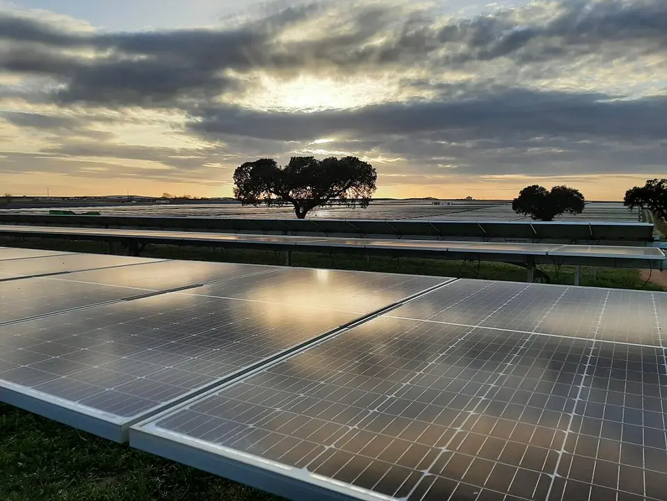 Con la planta industrial de tratamiento de paneles fotovoltaicos que FCC &Aacute;mbito acaba de inaugurar en Cadrete (Zaragoza) como activo de referencia