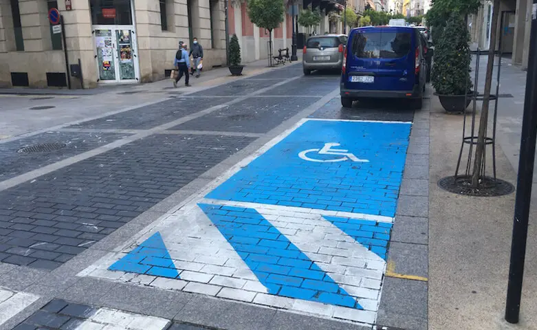 No es legal aparcar en una plaza para personas con movilidad reducida