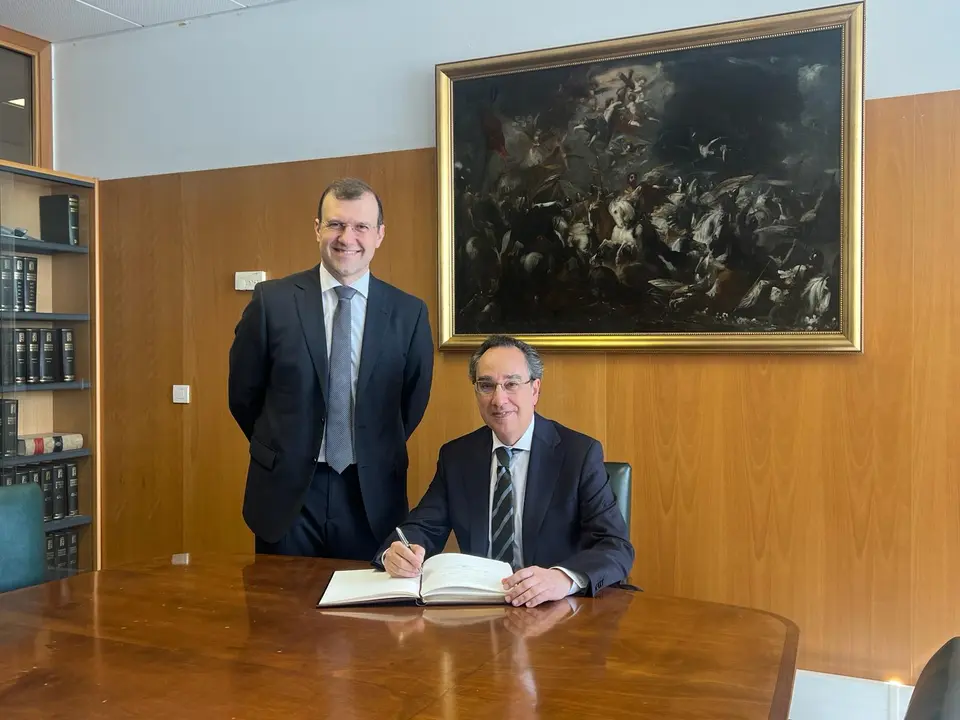  El director de la Escuela de Ingenier&iacute;a y Arquitectura, Jos&eacute; Antonio Yag&uuml;e Fabra (de pie), y el director general de Endesa en Arag&oacute;n, Ignacio Montaner Guti&eacute;rrez.