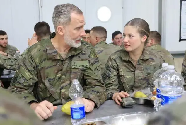 El Rey Felipe VI y Leonor comiendo con el resto de estudiantes / Casa de S.M. el Rey