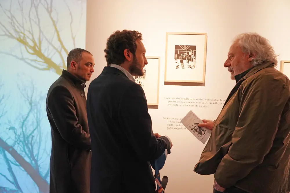 Julio Llamazares visita la exposici&oacute;n con Isaac Claver y Carlos Samp&eacute;riz. / DPH