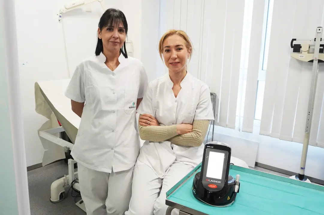 A la izquierda, Cristina Esquinas, gerente del Instituto de Cirug&iacute;a Pl&aacute;stica y Medicina Est&eacute;tica Quir&oacute;nsalud Zaragoza, junto a la doctora Cristina Selva, especialista en medicina est&eacute;tica.