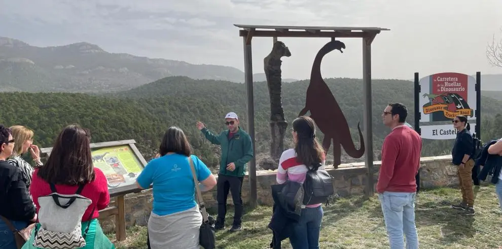 El paleont&oacute;logo Josu&eacute; Garc&iacute;a Cobe&ntilde;a mostrando una de las paradas que conforman el Dinopaseo por El Castellar y su excepcional paisaje natural incluido dentro de la Red Natura 2000 del Gobierno de Arag&oacute;n.