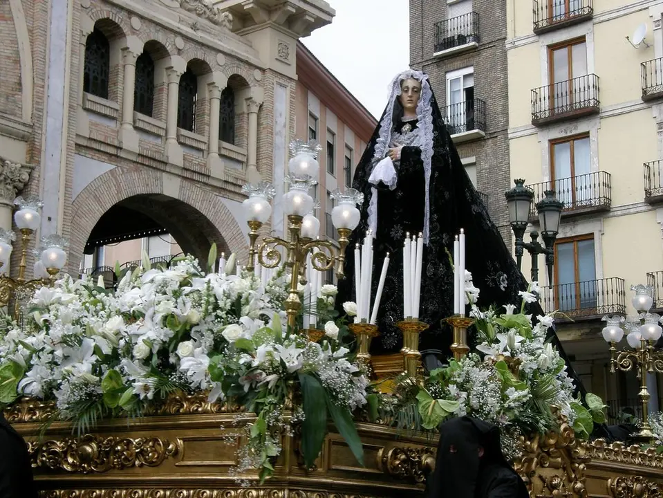 La Virgen de los Dolores, a su paso por el Mercado Central / HA
