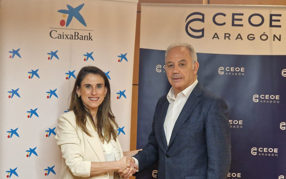 La directora territorial Ebro de CaixaBank, Isabel Moreno, y el presidente de CEOE Arag&oacute;n, Miguel Marzo.