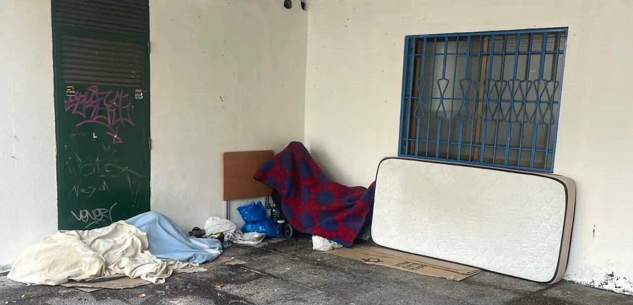 Al hostal ilegal en el local hay que a&ntilde;adir la presencia de algunos sintecho en los exteriores / H.A.