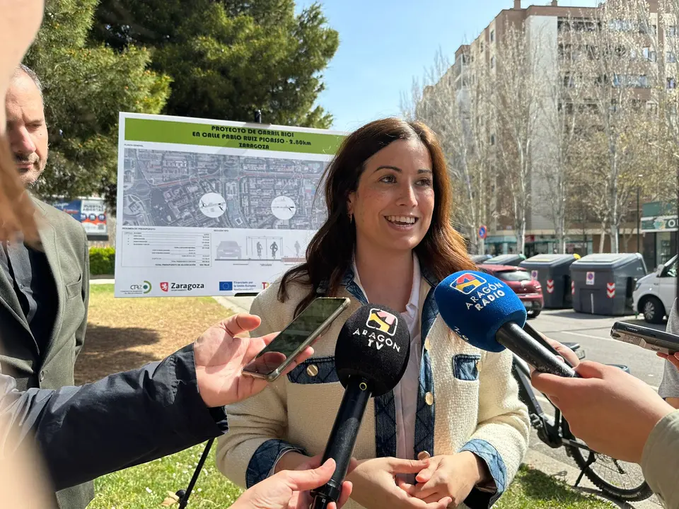 La consejera del Ayuntamiento de Zaragoza, Tatiana Gaudes, en la apertura del nuevo carril bici del Actur. / AYTO. ZARAGOZA