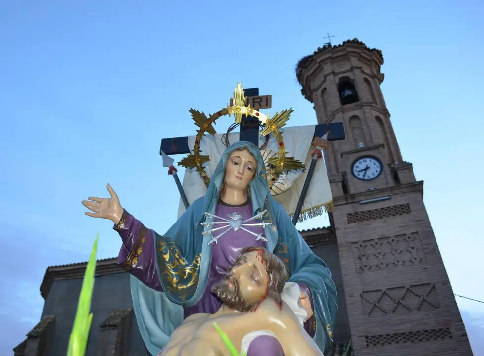 Imagen de la Piedad con la iglesia de Pinseque de fondo. 