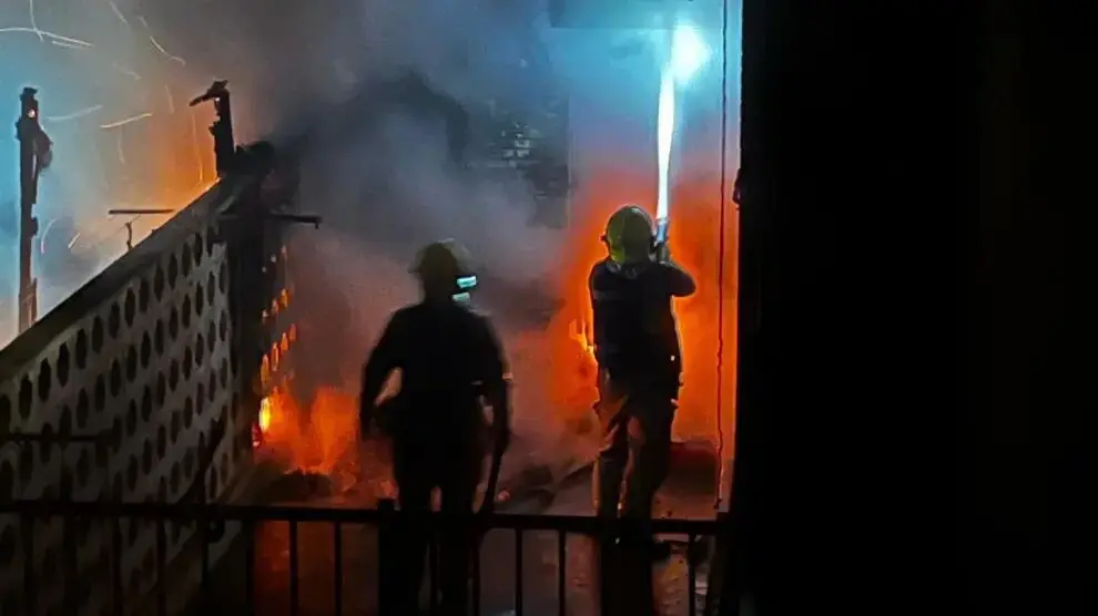 El incendio en el edificio de viviendas del Actur se ha originado sobre las 5.30 horas de esta madrugada. Patricia Zayas