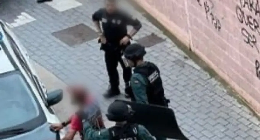 Momento en el que la Guardia Civil y la Polic&iacute;a Local de La Almunia detienen al sospechoso/ H.A.