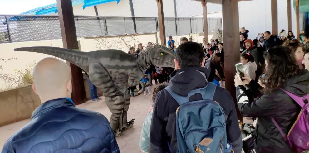 Visitantes esta Semana Santa disfrutando del nuevo dinosaurio articulado.