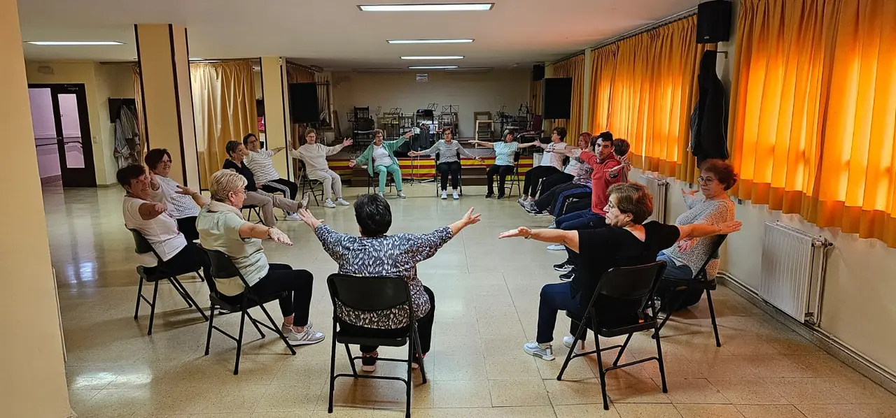 Sesi&oacute;n del programa de espalda sana y yoga adaptado en el Hogar del Jubilado de Caspe.
