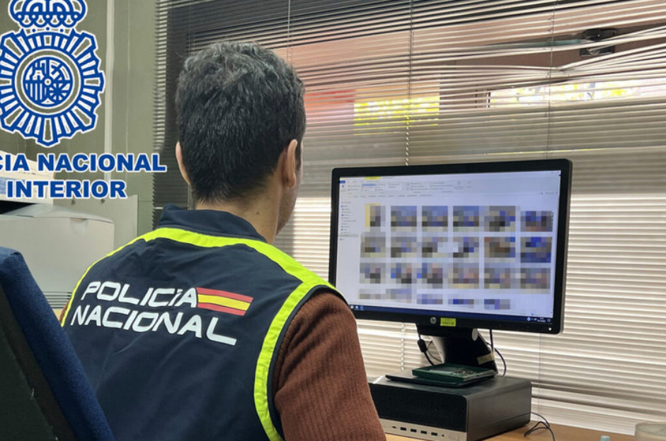 Imagen de la polic&iacute;a analizando archivos llenos de fotos y v&iacute;deos de pornograf&iacute;a infantil /H.A.