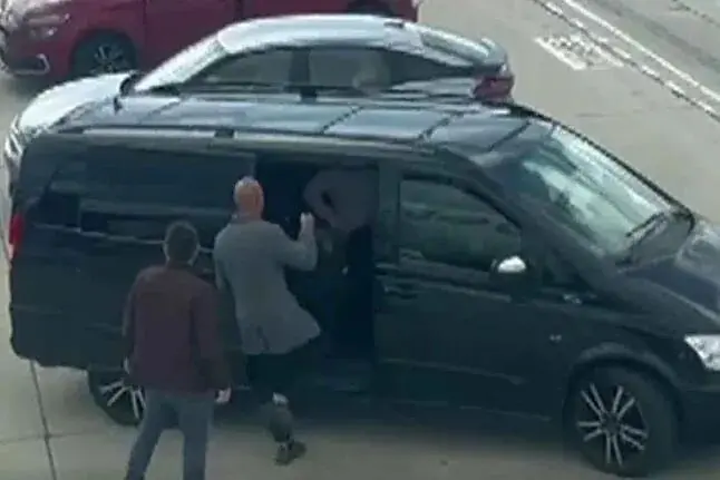 Luis Rubiales se sube a la furgoneta de la UCO que le estaba esperando en Barajas. LA SEXTA